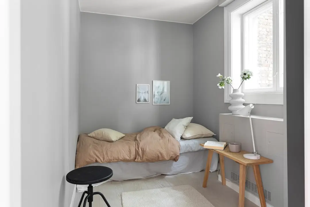 Bedroom with light grey walls